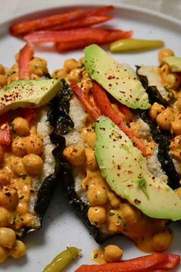 yoghurt Curry Chickpeas in sushi tacos with avocado and peppers